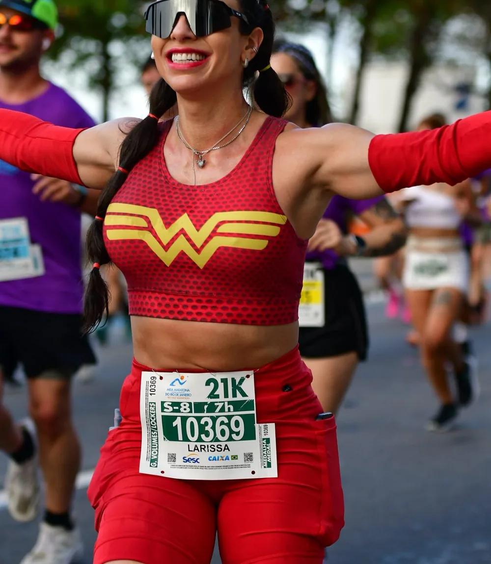 Larissa Melo correndo a primeira meia maratona, de braços abertos